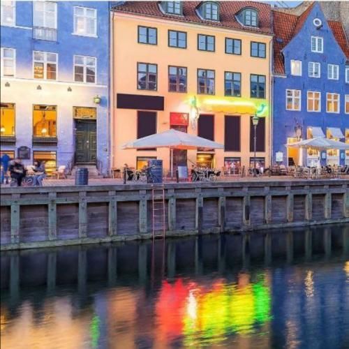  افسرده از این عشق رسوا میروم دل خسته